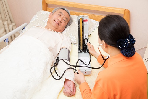 清檬养老护理员为老人测血压
